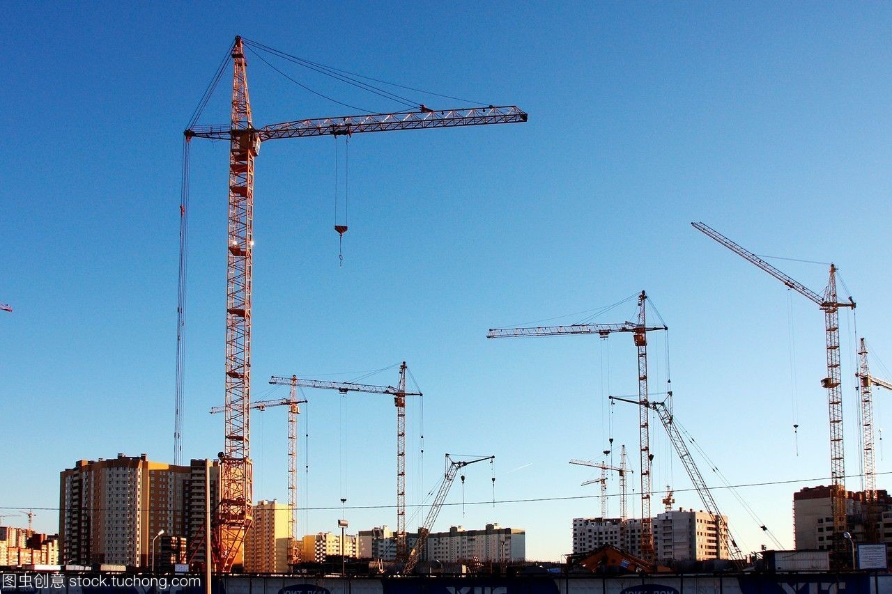 建筑工地。建筑起重機。