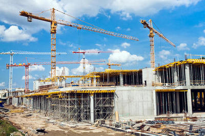 施工現(xiàn)場。起重機(jī)和在建高層建筑。